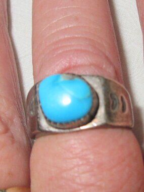 VINTAGE~SILVER RING WITH TURQUOISE STONE SENT IN BEXEL ACCENTED~HEARTS ON SIDES